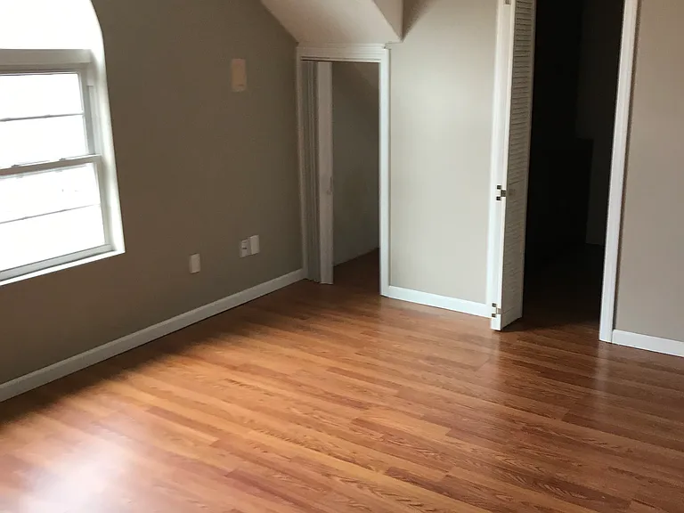 28 Middle St — Photo 5