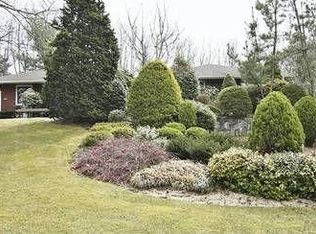 31 Woodmont Rd, Melville, NY 11747