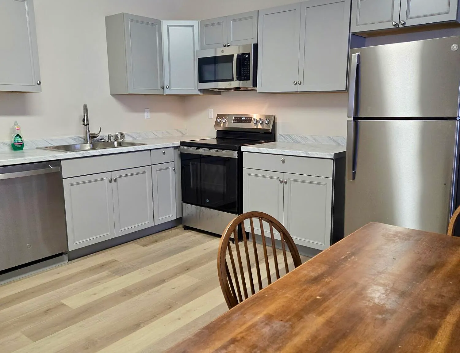 5 bed, 2.5 bath, 2078 sqft, $2,000 — Photo 4