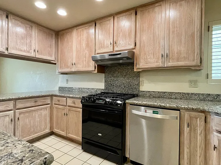585 Bluerock Dr — Photo 2