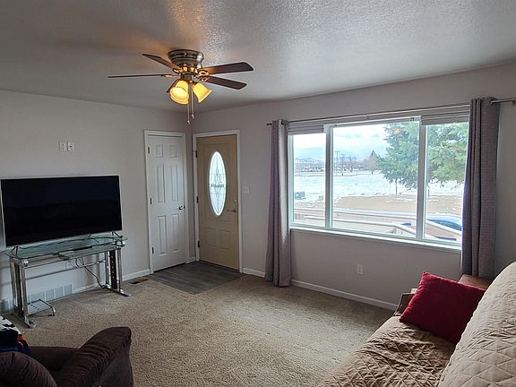 4th image of 926 Shoshone Dr