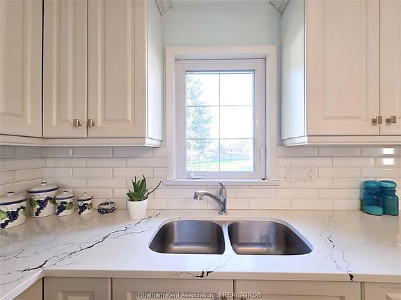 20th image of 465 Victoria Ave