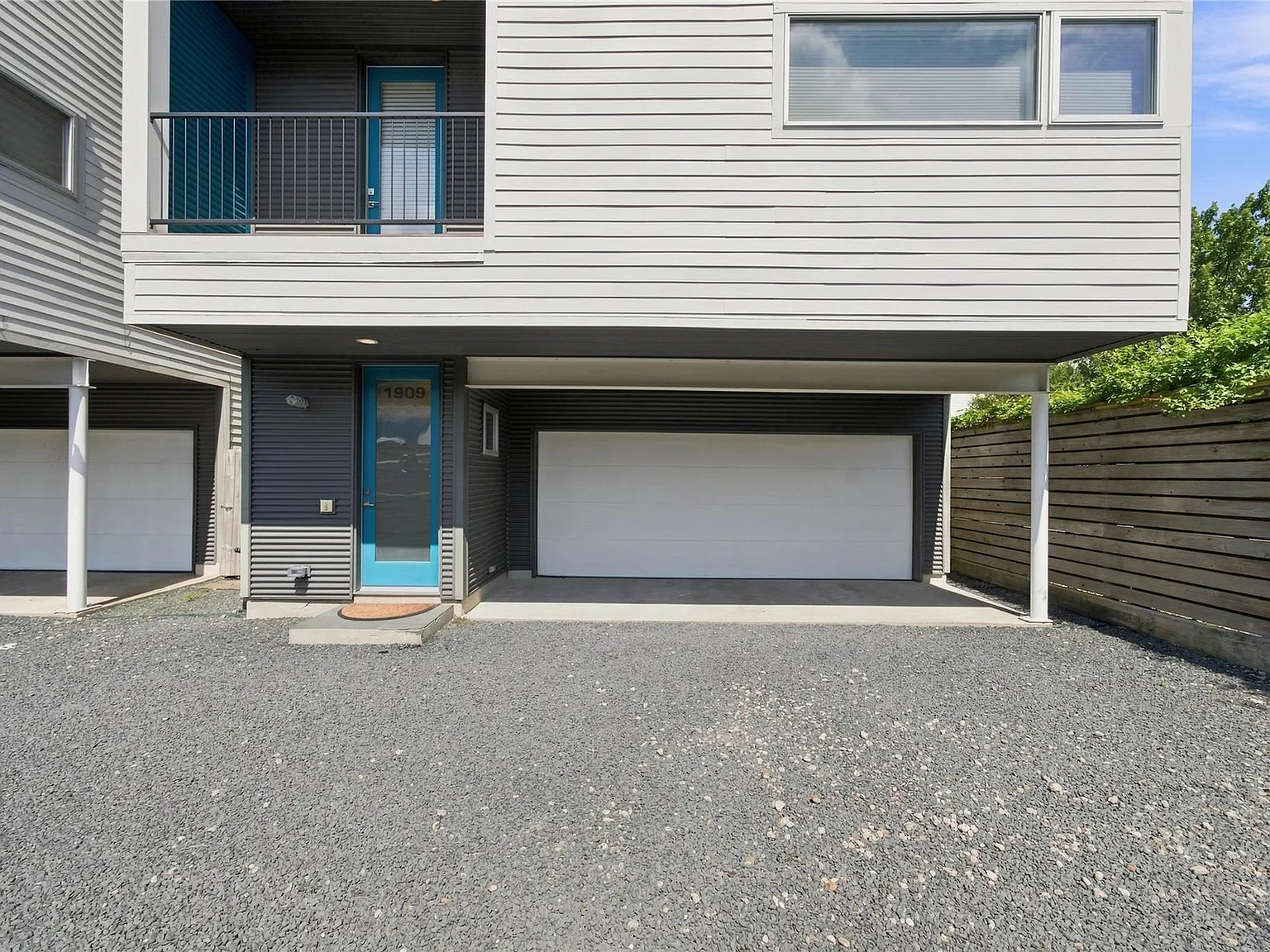 3 bed, 3.0 bath, 2142 sqft, $2,700 — Photo 2