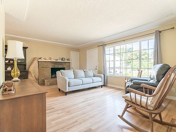 2nd image of 5605 NE 46th St