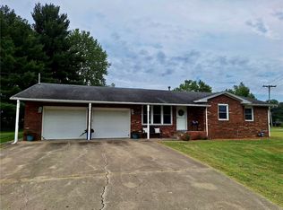 12 Hillcrest Dr, Newton, IL 62448