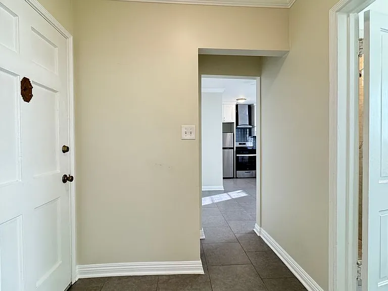 352 S Reeves Dr — Photo 16