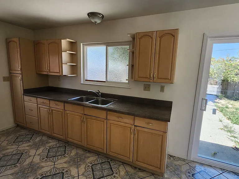 1509 E Oak Ave — Photo 4