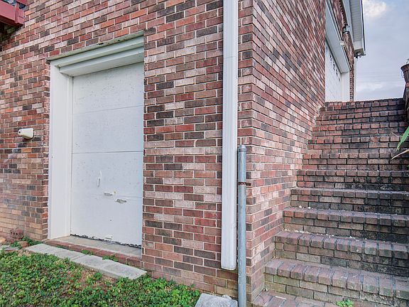 4th image of 443 Hillcrest Cir
