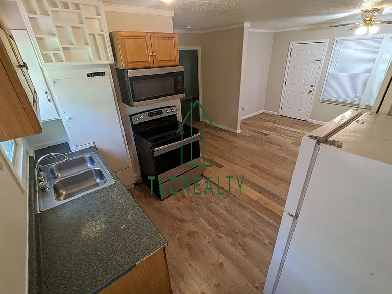 1340 Birch Ave — Photo 4