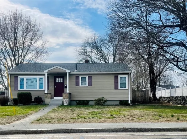 1971 County St, Somerset, MA 02726