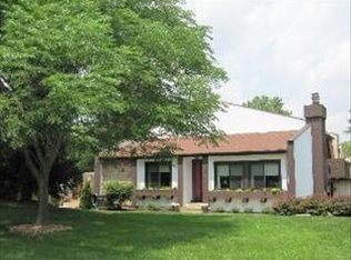 245 Cascade Dr, Indian Head Park, IL