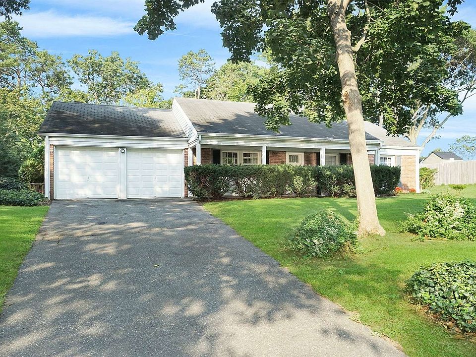 1st image of 4 Haverford Ln