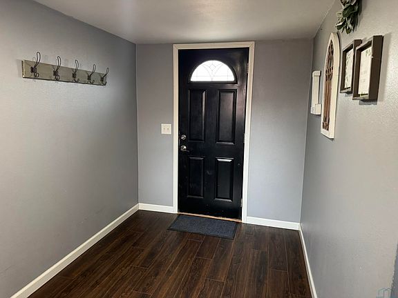 5th image of 402 Elm St