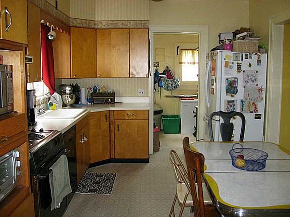 3rd image of 124 E 7th St