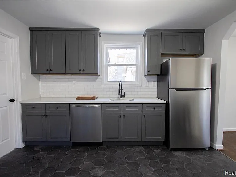 1308 E Milton Ave — Photo 7