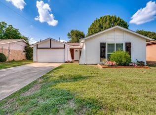 702 Woodcrest Dr, Grand Prairie, TX 75052
