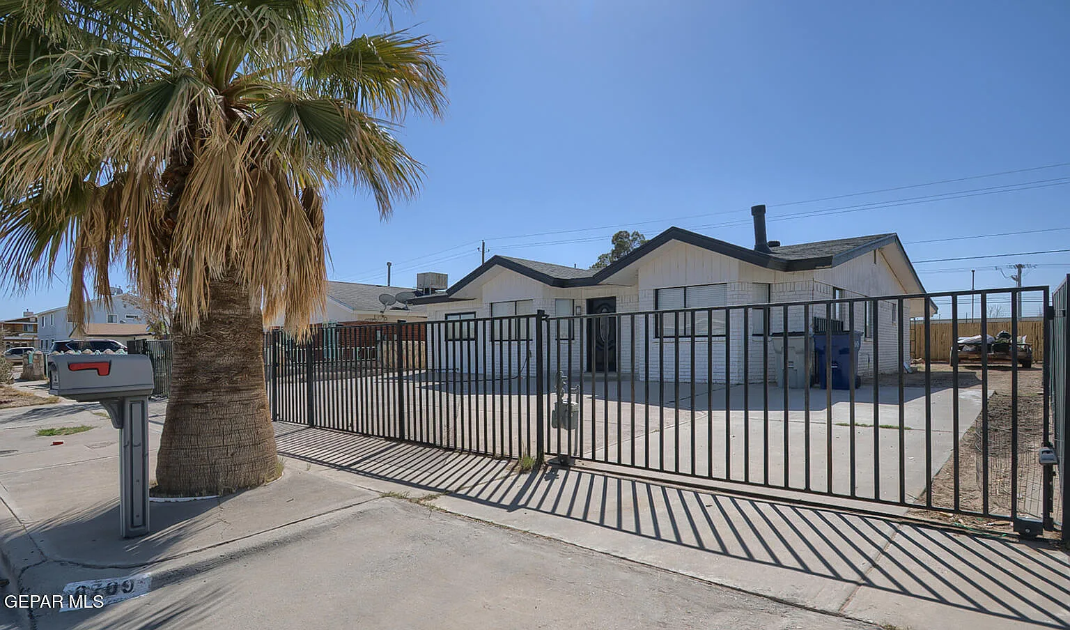3 bed, 2.0 bath, 2040 sqft, $1,650 — Photo 3