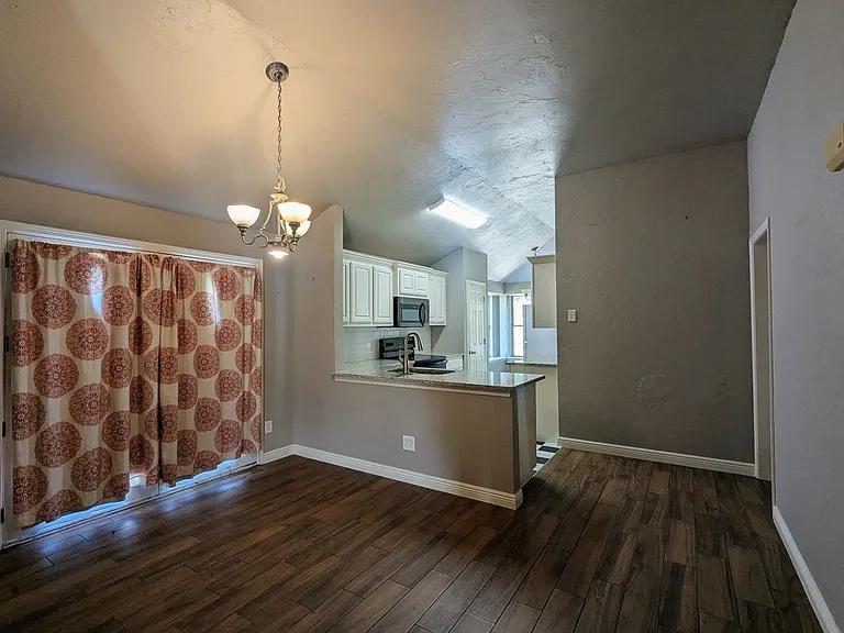 1005 Valley Ct — Photo 4