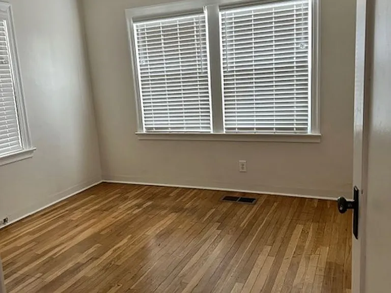 438 E Maple St — Photo 9