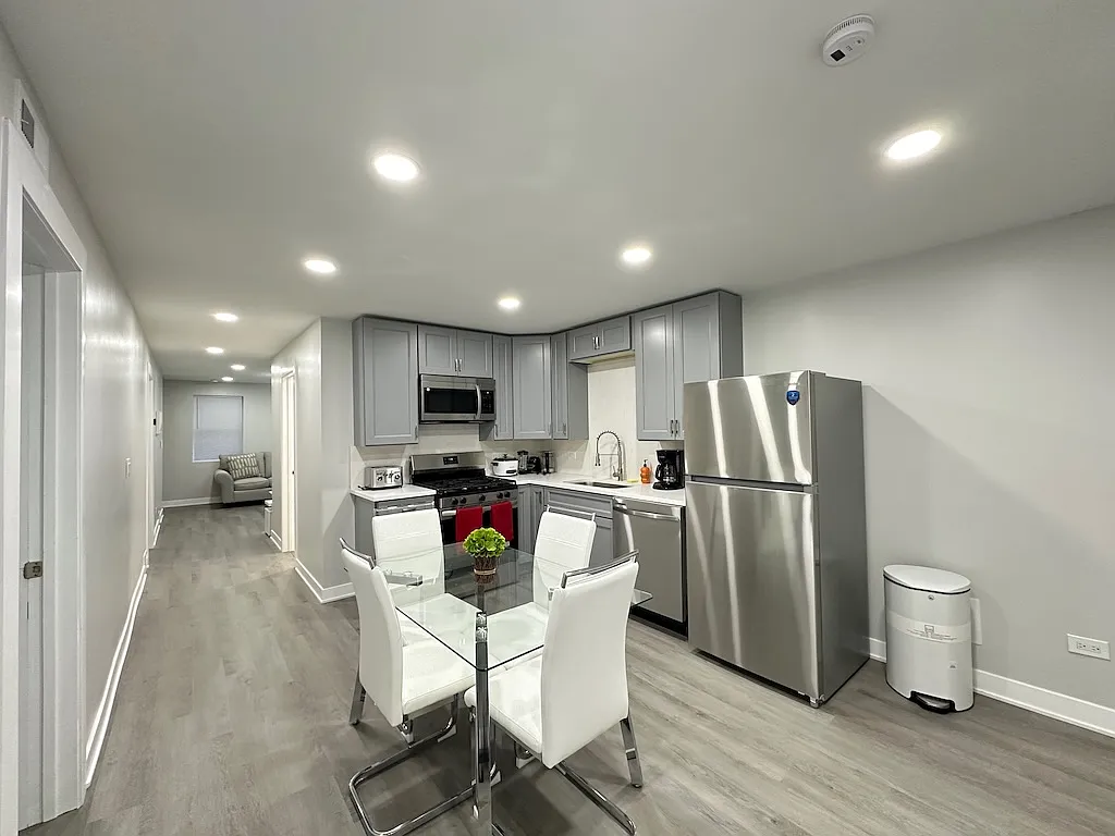 Amazing 2 Bed, 1 Bath at Grand + Damen (East Village) — Photo 2
