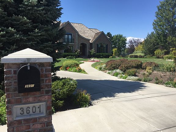 Entrance from 250 W