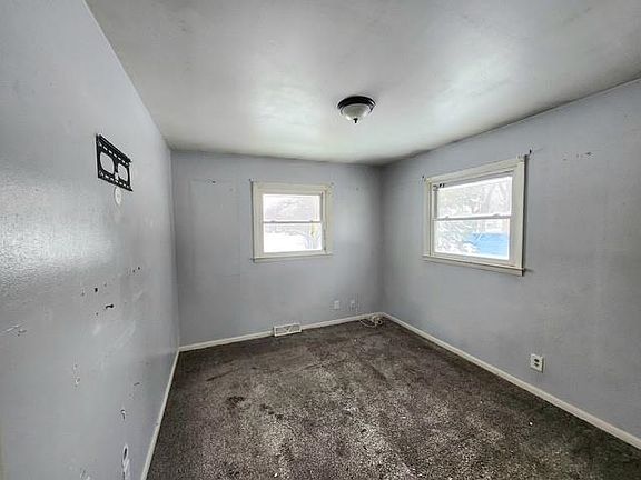 5th image of 3326-28 Montrose Ave