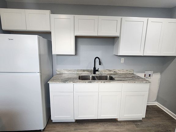 5th image of 219 Leon St #18