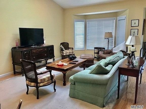 3rd image of 104 Pond View Dr