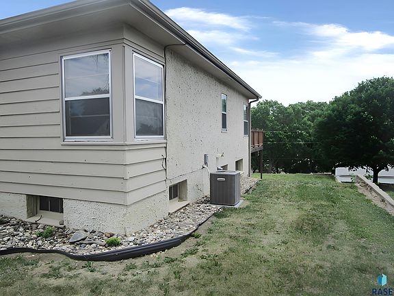 2nd image of 610 Maple St