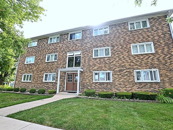4th image of 5834 W 77th St Unit 303