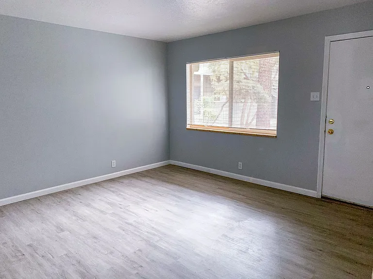 Large One-Bedroom Units Near Nob Hill — Photo 1
