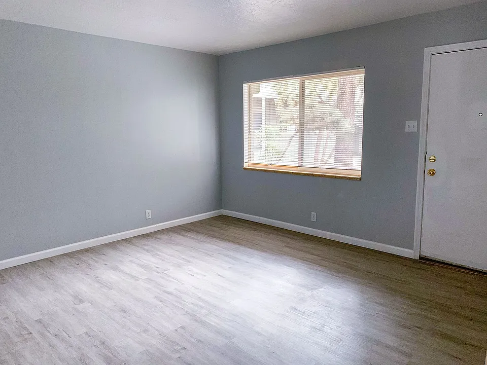 Large One-Bedroom Units Near Nob Hill