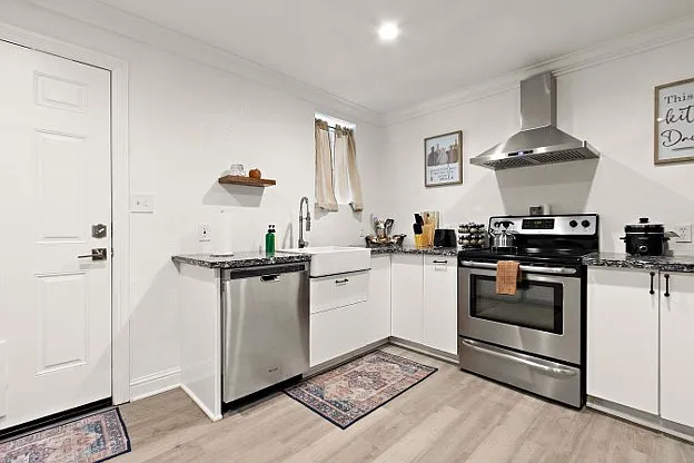 2 bed, 700 sqft, $2,200 — Photo 3