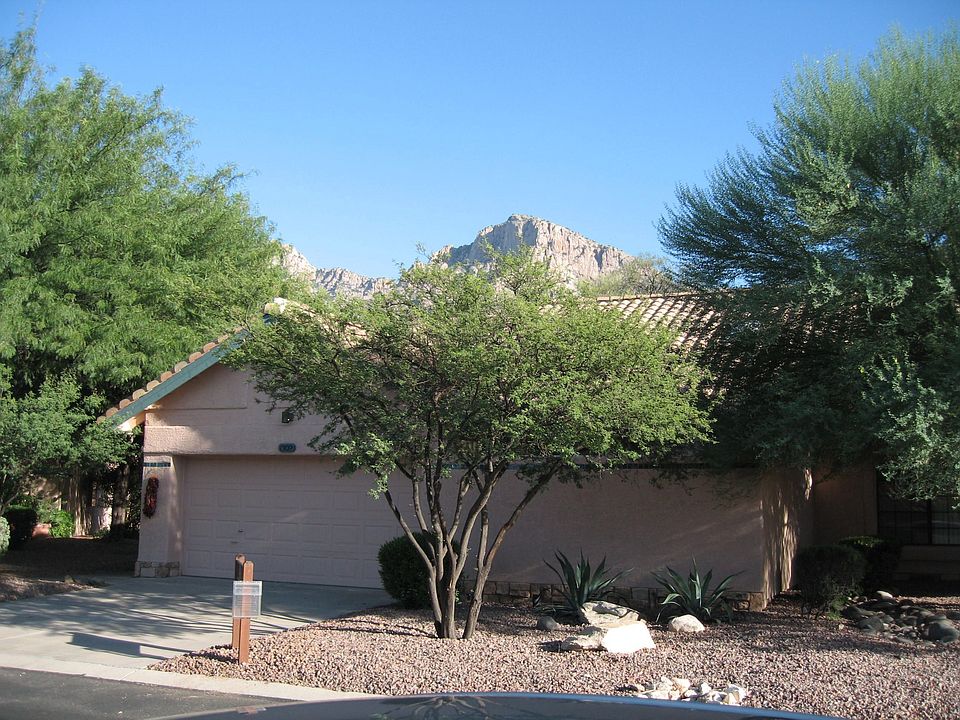 Beautiful contemporary townhome located in Gated La Reserve
