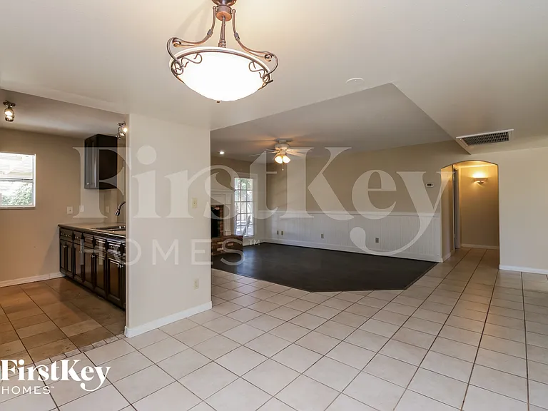 813 E Todd Dr — Photo 5