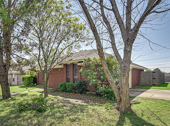 2nd image of 608 Mission Hills Dr
