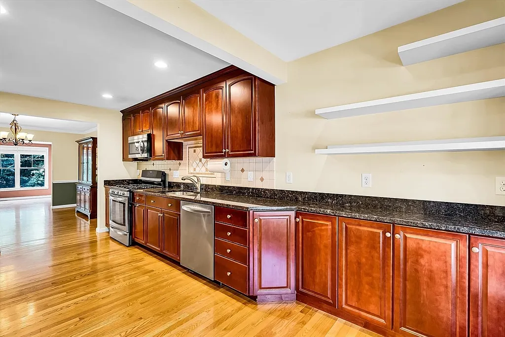 3 bed, 4.0 bath, 2499 sqft, $3,700 — Photo 2