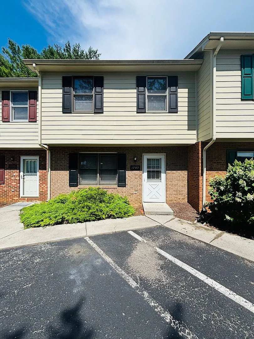 3 Bedroom, 3 Bath Townhouse — Photo 1