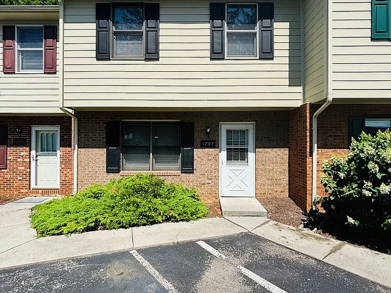 1707 Emerald St — Photo 1