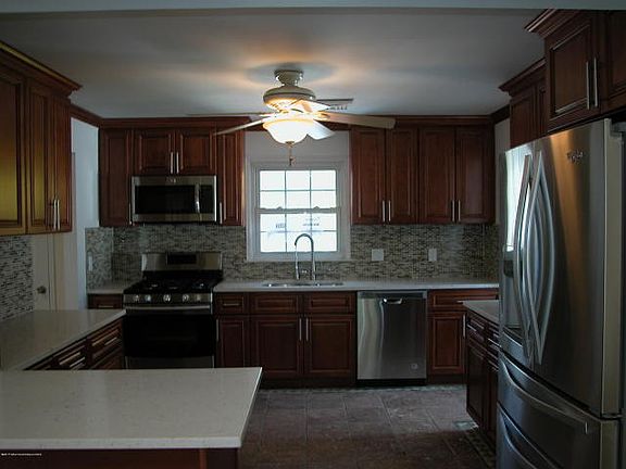 3rd image of 813 Regency Ct
