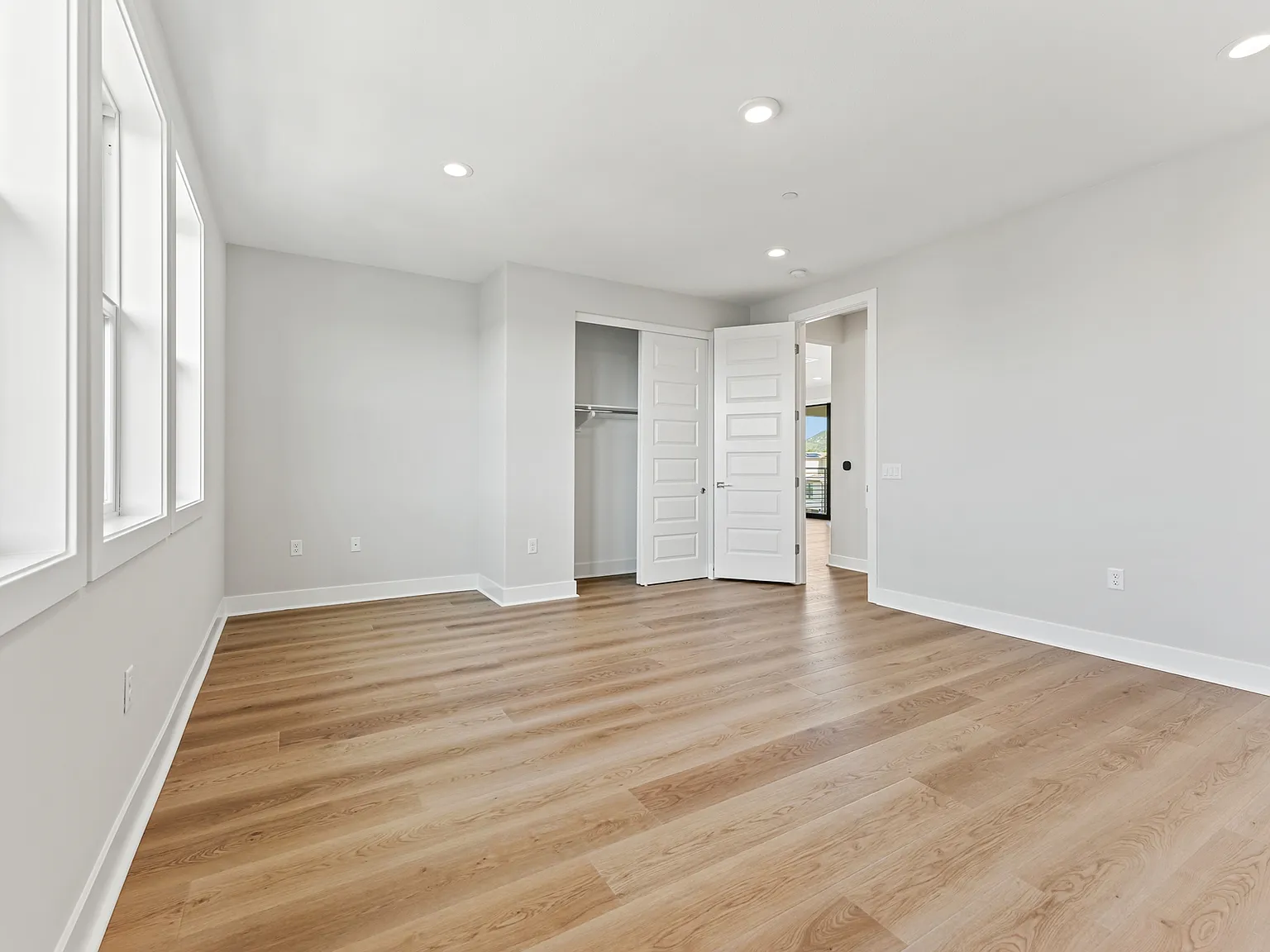 5 bed, 3670 sqft, $9,000 — Photo 4