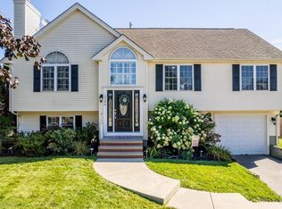 1106 Rhonda Dr, New Bedford, MA 02745