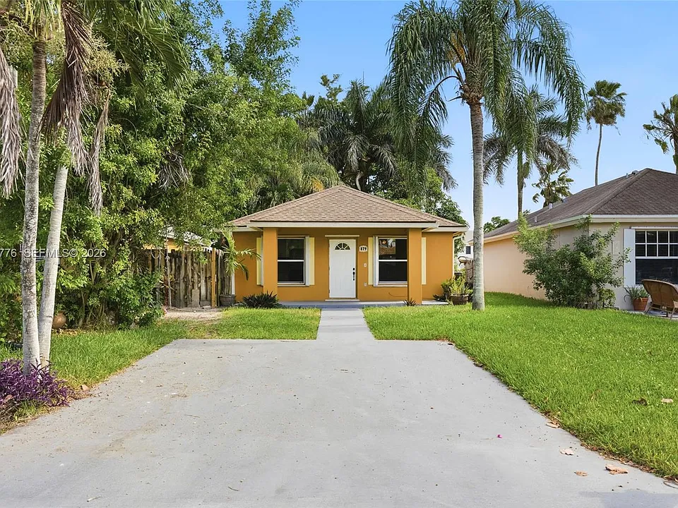 879 SW 10th St