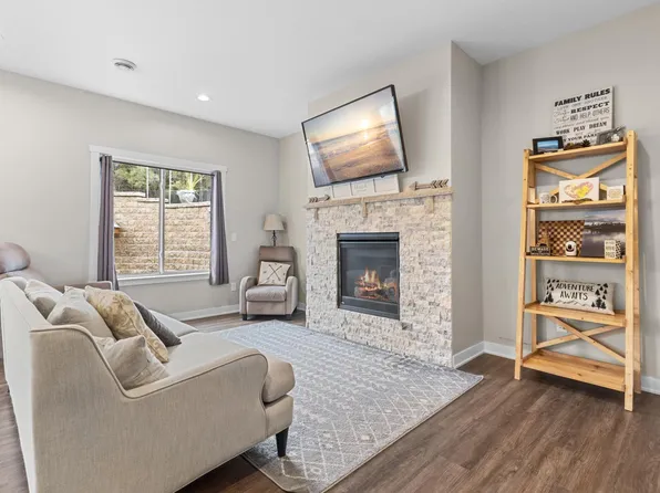 327 Larkspur Ln, Cannon Falls, MN 55009