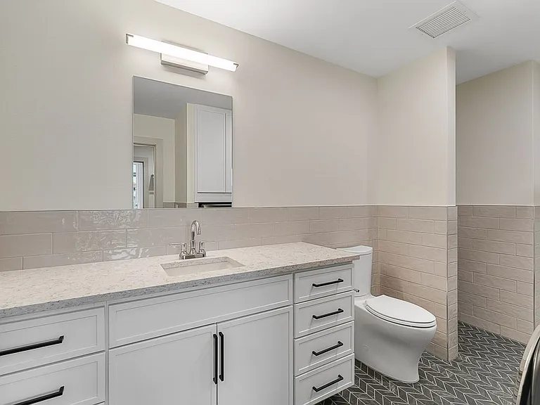 Bank Street Apartments at Burlington Square — Photo 9