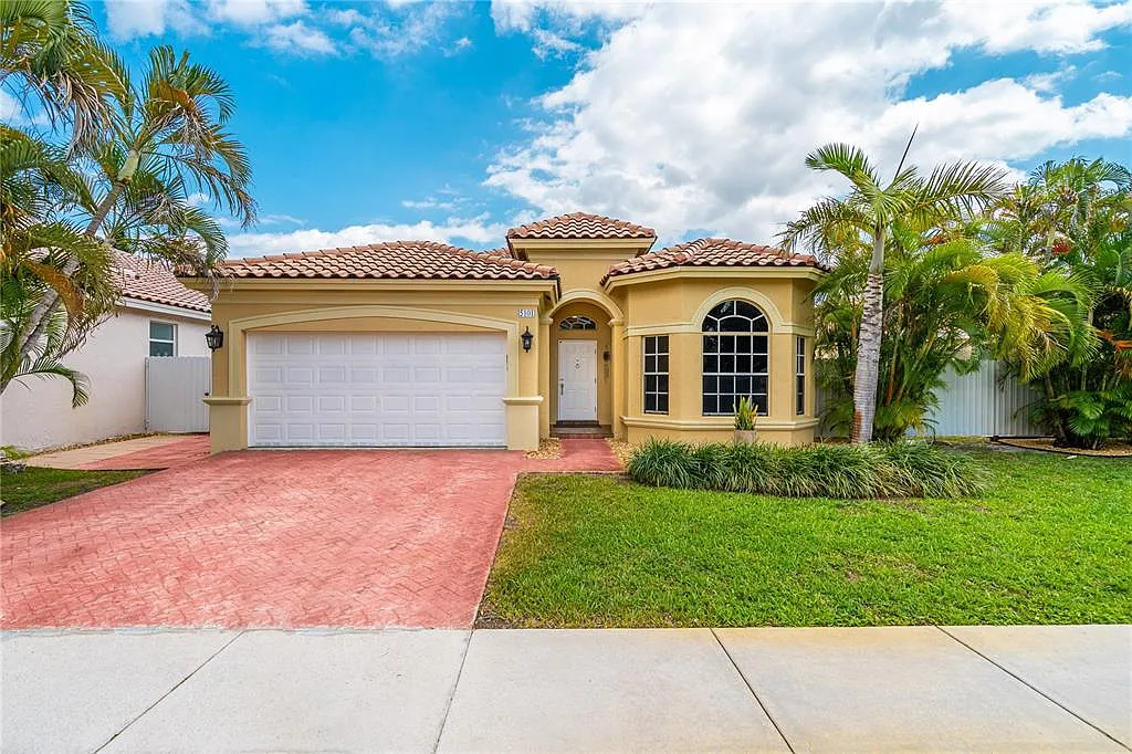 3 bed, 2.0 bath, 1739 sqft, $3,700 — Photo 1