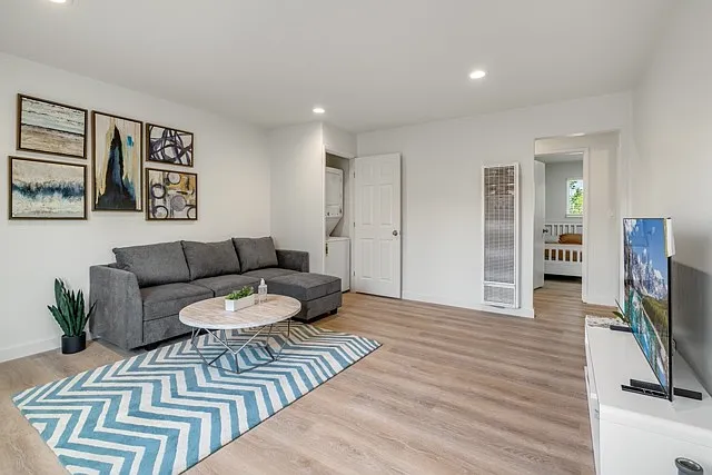 695 W Valley Dr — Photo 3