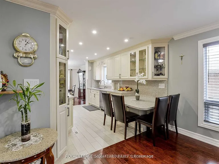 6222 Fullerton Cres — Photo 10