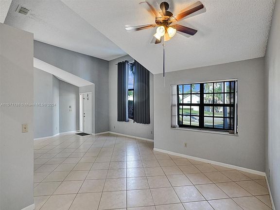 3rd image of 3095 Perriwinkle Cir
