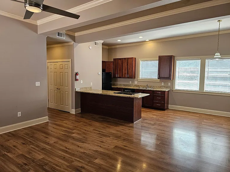 114 N Cypress St — Photo 5